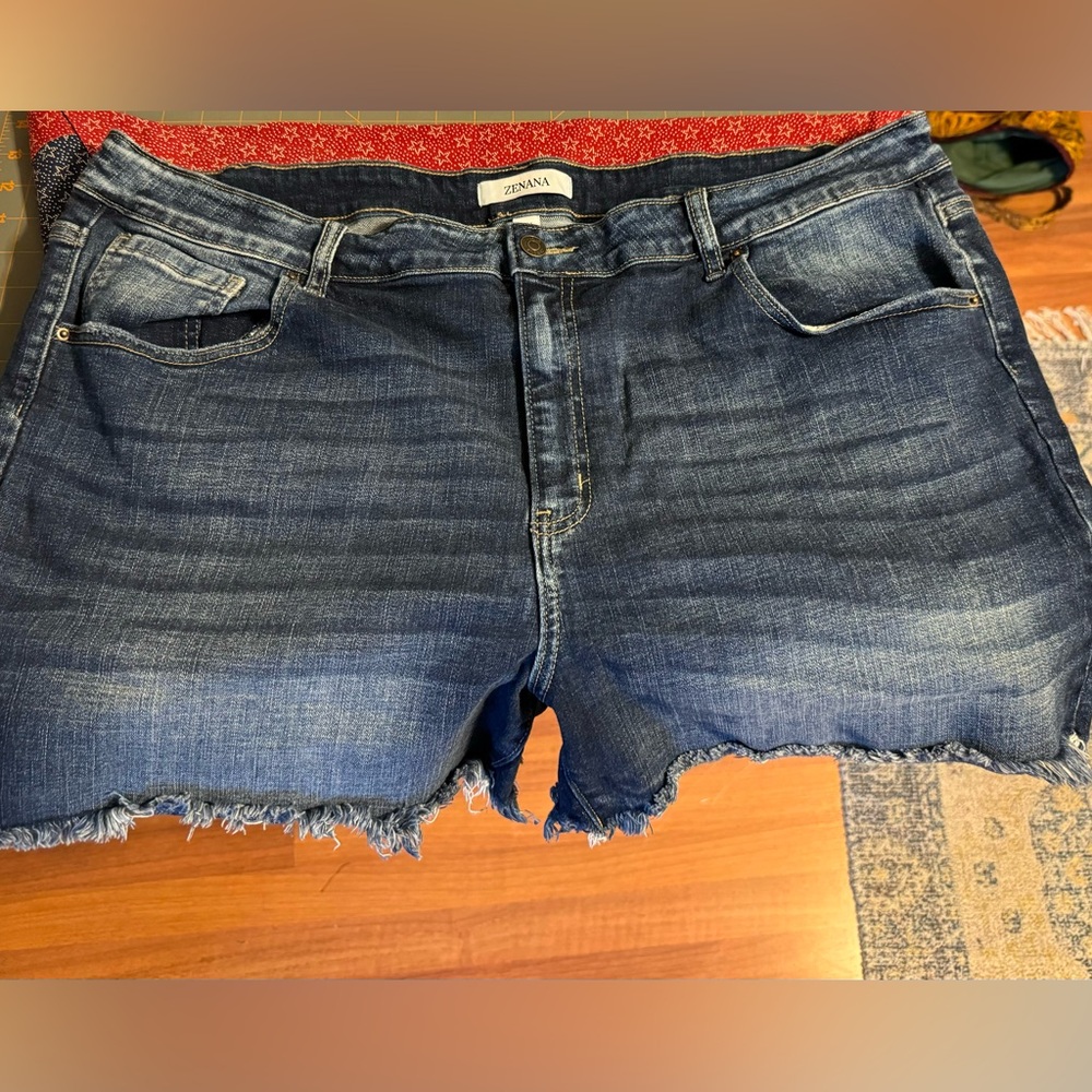 Women’s 3X Zenana Raw Hem Denim plus size short. Only worn a couple times EUC.